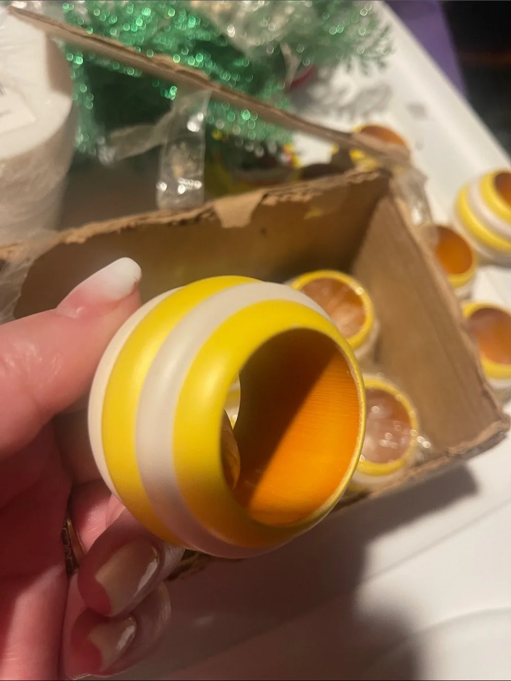 Set of 12 Yellow and White Napkin Rings new